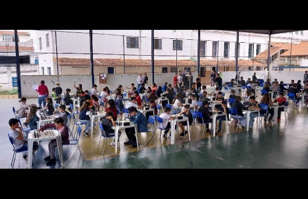 Alunos do projeto de Xadrez ganham campeonato em Pouso Alegre em suas categorias.